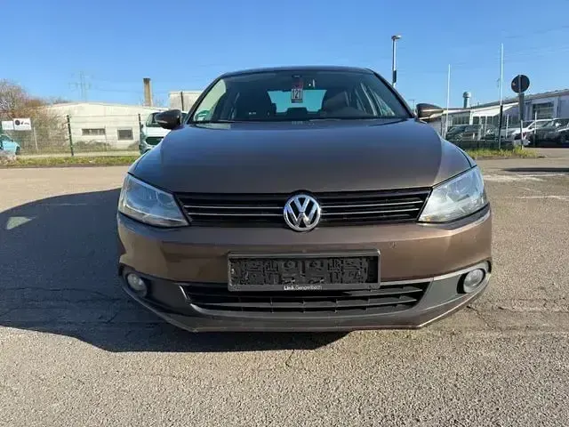 Używany VW Jetta Comfortline 105 KM (77 kW) 2011 Brązowy Sedan/Limuzyna