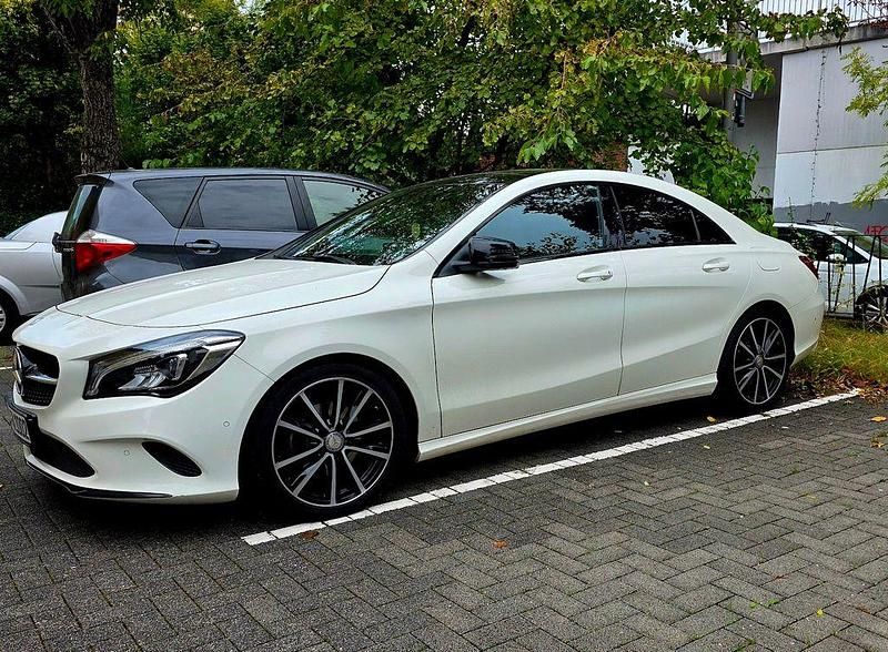 Weiß Gebraucht 2017 Mercedes CLA180 Urban Limousine | 18.200 € (Fairer Preis) - Bild 1/4