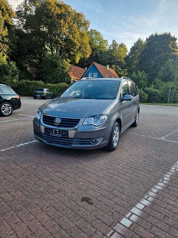 Grau Gebraucht 2008 VW Touran Highline Van / Kleinbus | 4.950 € (Fairer Preis) - Bild 1/4