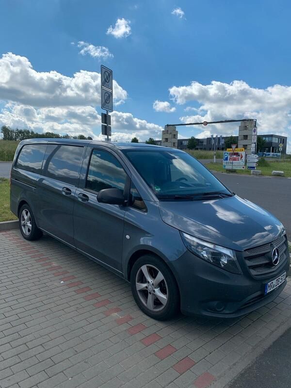 Grau Gebraucht 2016 Mercedes Vito Van / Kleinbus | 10.250 € - Bild 1/4