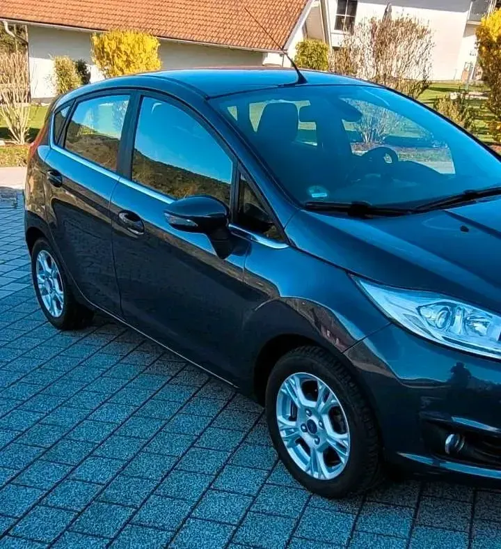Gebraucht Ford Fiesta 101 PS (74 kW) 2014 Grau Kleinwagen