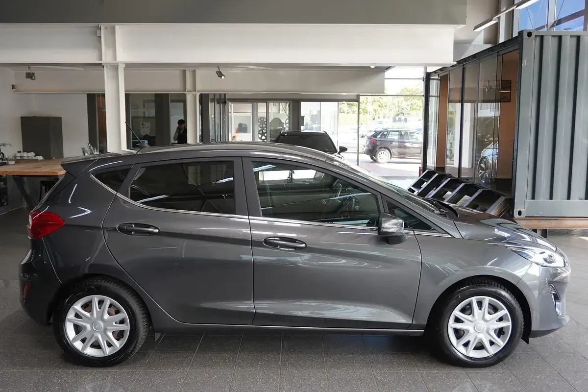 Gebraucht Ford Fiesta Titanium 86 PS (63 kW) 2018 Grau metallic Kleinwagen