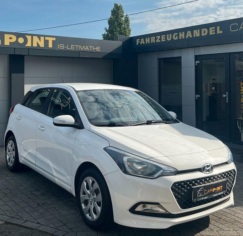 Weiß Gebraucht 2017 Hyundai i20 GO! Limousine | 6.999 € (Fairer Preis) - Bild 1/4