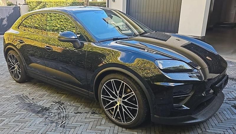 Schwarz Gebraucht 2025 Porsche Macan 4 Electric SUV | 87.999 € (Superpreis) - Bild 1/4