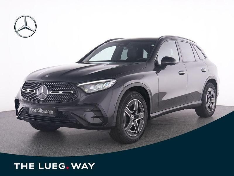 Grau metalliclack graphitgrau Gebraucht 2025 Mercedes GLC200 AMG SUV | 58.310 € (Etwas zu teuer) - Bild 1/4