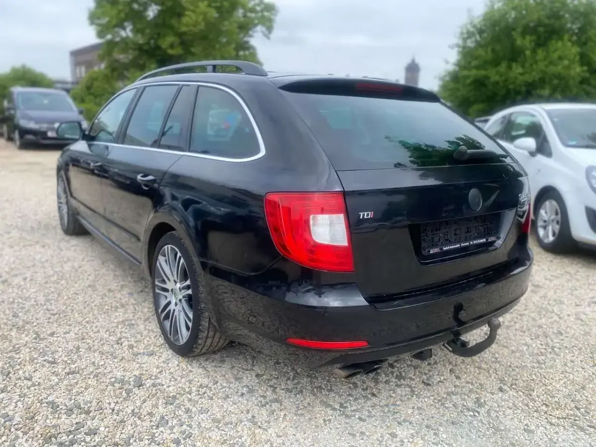 Gebraucht Skoda Superb Ambition 140 PS (102 kW) 2012 Schwarz Kombi