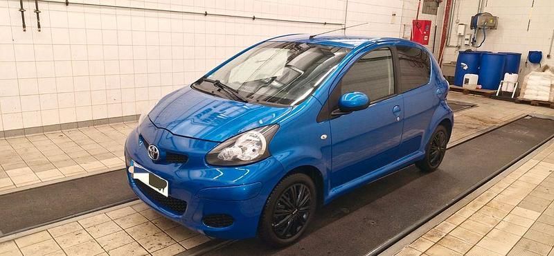 Blau Gebraucht 2011 Toyota Aygo Cool Kleinwagen | 4.499 € (Fairer Preis) - Bild 1/4