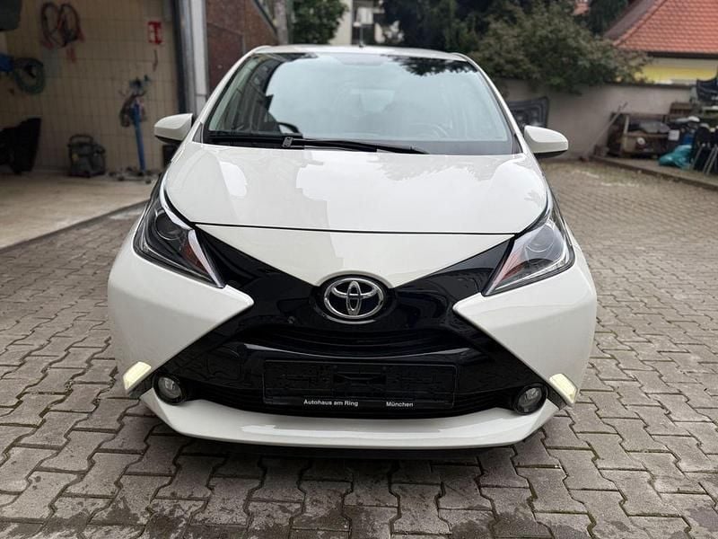 Weiß Gebraucht 2016 Toyota Aygo X-play Kleinwagen | 9.999 € (Fairer Preis) - Bild 1/4