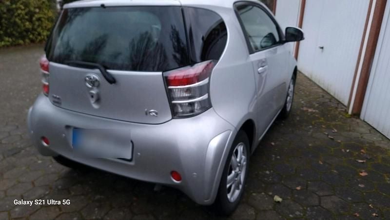 Gebraucht Toyota iQ 68 PS (50 kW) 2012 Silber Kleinwagen