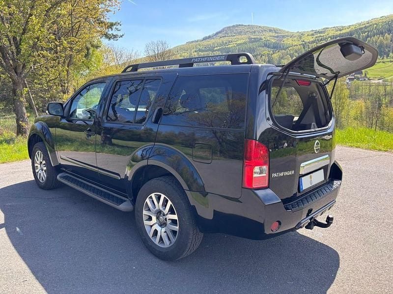 Second-hand Nissan Pathfinder 190 CP (139 kW) 2012 Negru SUV