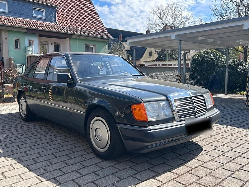 Gebraucht Mercedes E300 179 PS (131 kW) 1991 Schwarz Limousine