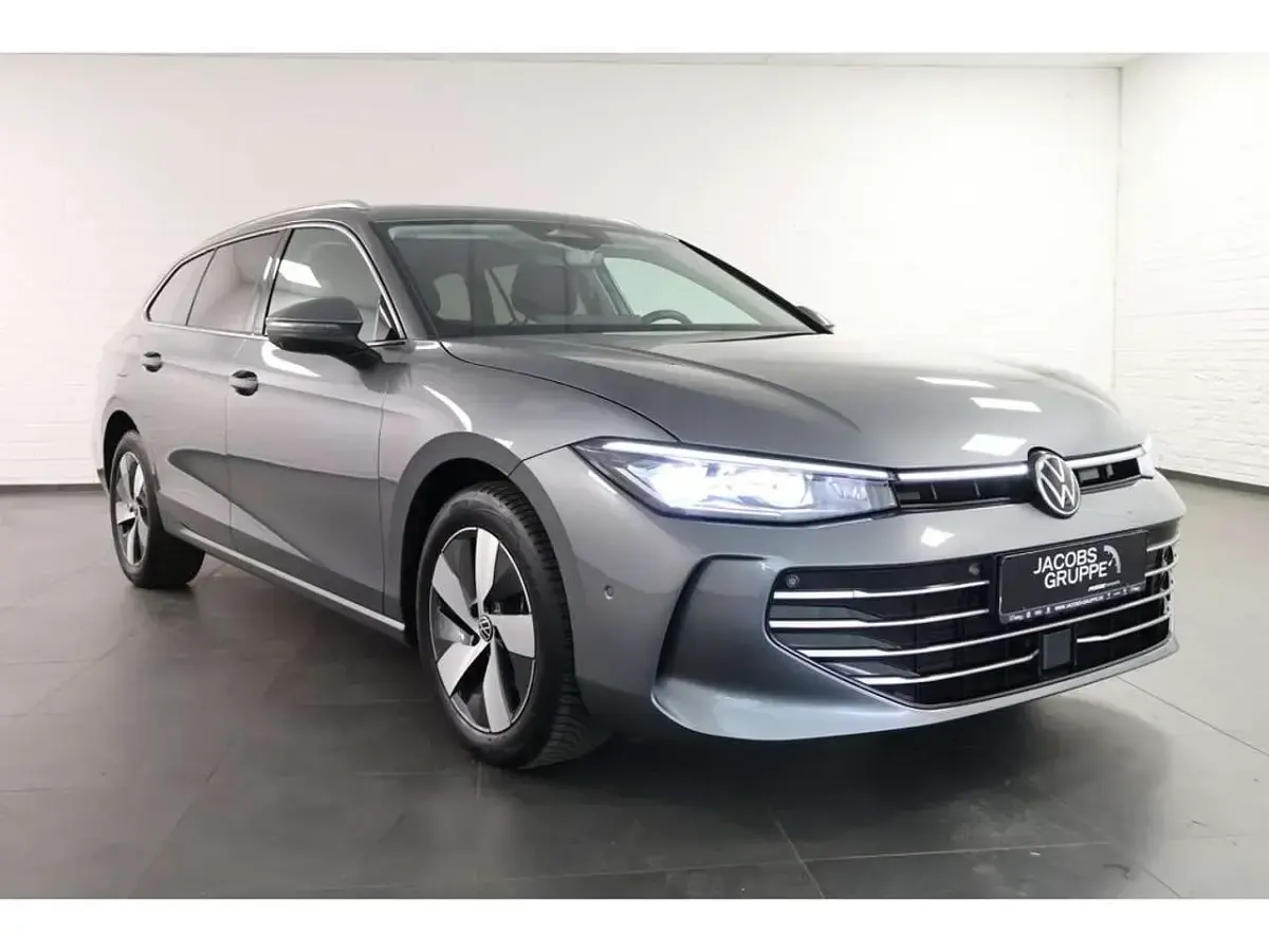 Gebraucht VW Passat Elegance 150 PS (110 kW) 2025 Grau Kombi
