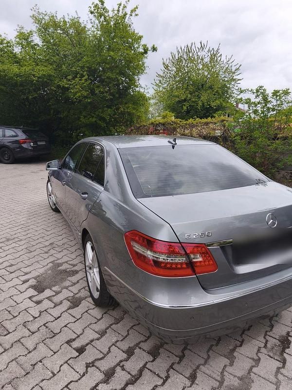 Gebraucht Mercedes E250 Elegance 204 PS (150 kW) 2009 Grau Limousine