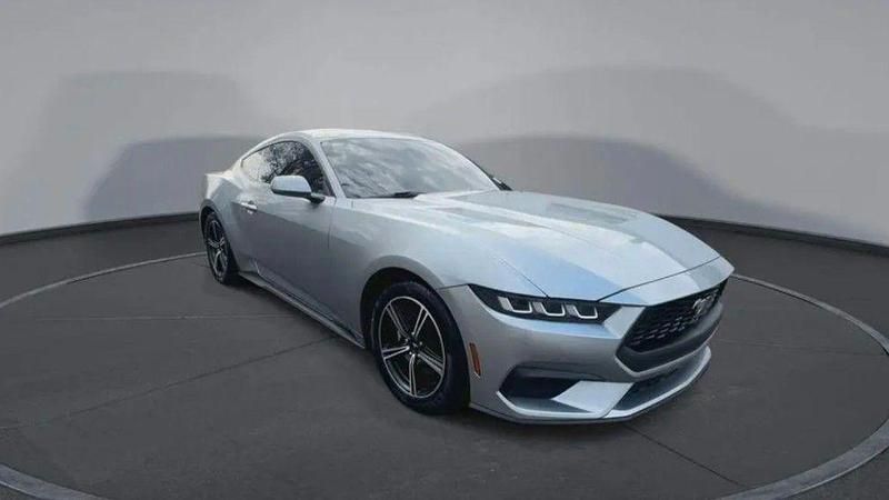 Silber Gebraucht 2024 Ford Mustang Fastback Coupé | 37.999 € - Bild 1/4