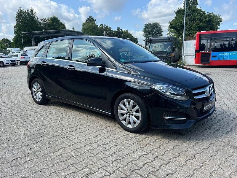 Schwarz Gebraucht 2017 Mercedes B180 Van / Kleinbus | 5.490 € (Guter Preis) - Bild 1/4