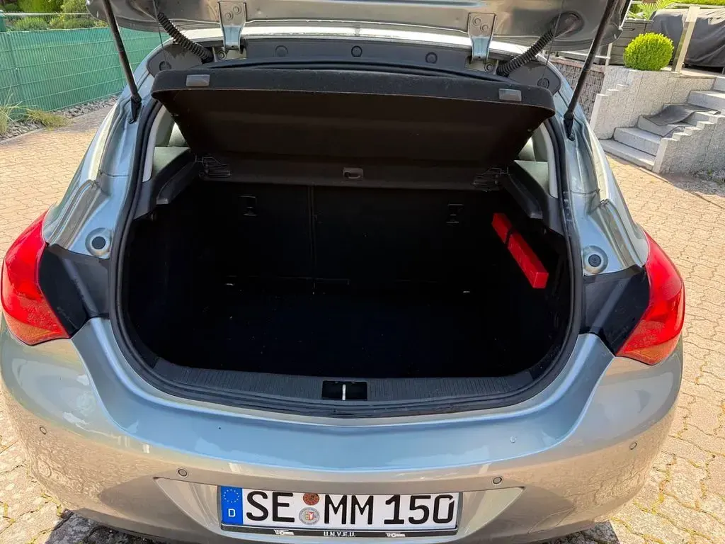 Gebraucht Opel Astra Edition 101 PS (74 kW) 2011 Silber Limousine