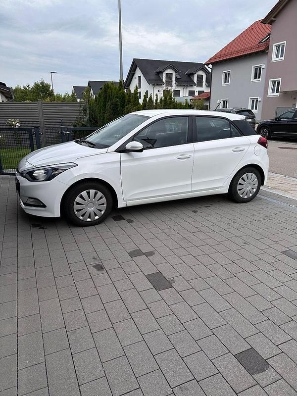 Weiß Gebraucht 2016 Hyundai i20 Classic Kleinwagen | 7.500 € (Fairer Preis) - Bild 1/4