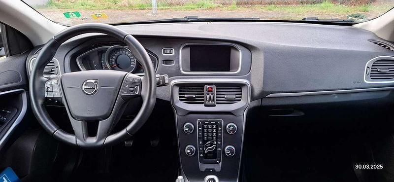 Gebraucht Volvo V40 Inscription 122 PS (89 kW) 2018 Schwarz Kombi