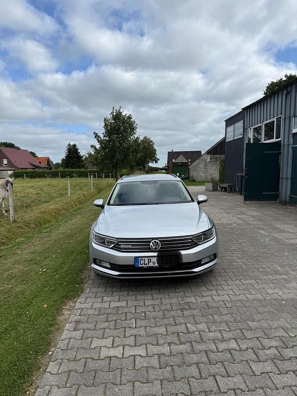 Silber Gebraucht 2016 VW Passat Kombi | 9.300 € (Etwas zu teuer) - Bild 1/4