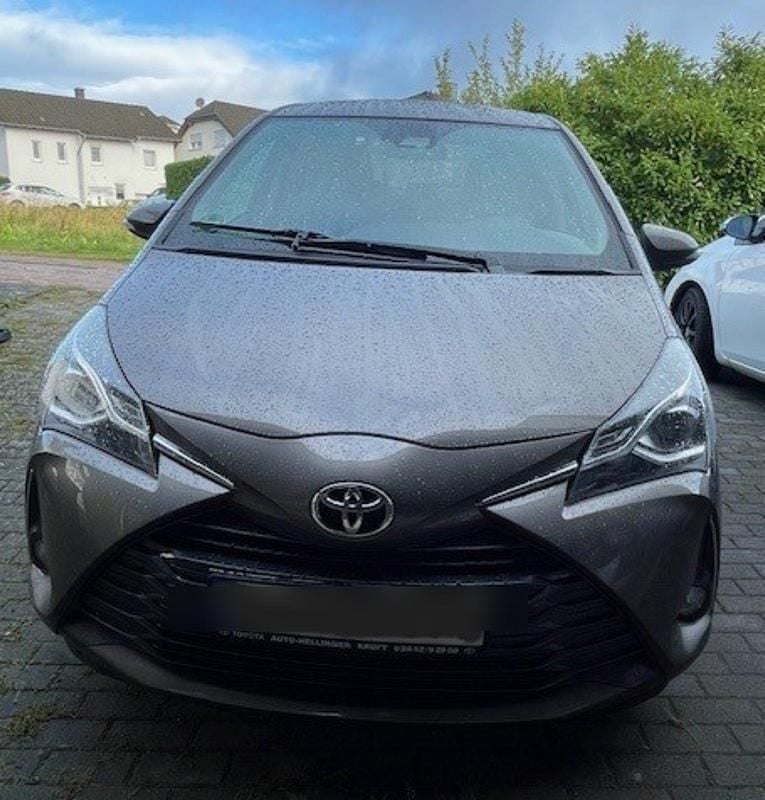 Braun Gebraucht 2020 Toyota Yaris Club Kleinwagen | 12.990 € (Fairer Preis) - Bild 1/4