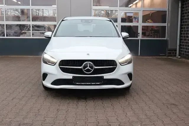 Gebraucht Mercedes B220 190 PS (139 kW) 2023 Weiß Kleinwagen
