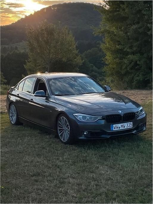 Grau Gebraucht 2013 BMW 335 Luxury Line Limousine | 16.490 € (Fairer Preis) - Bild 1/4