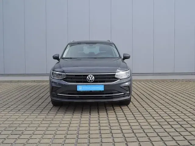 Gebraucht VW Tiguan Active 131 PS (96 kW) 2021 Delfingrau metallic (metallic) SUV