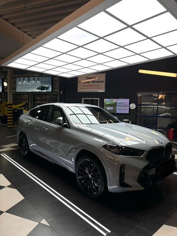 Grau Gebraucht 2023 BMW X6 M Sport SUV | 74.799 € (Fairer Preis) - Bild 1/4