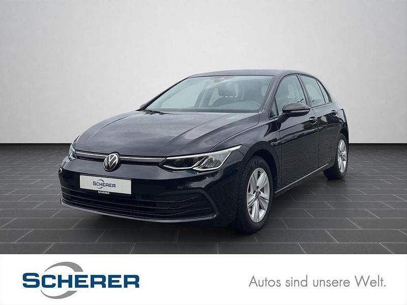 Schwarz (metallic) Gebraucht 2022 VW Golf VIII Life Limousine | 20.680 € (Fairer Preis) - Bild 1/4