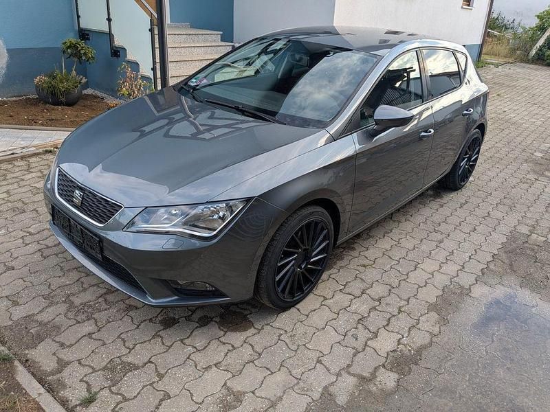 Grau Gebraucht 2014 Seat Leon Style Limousine | 7.950 € (Fairer Preis) - Bild 1/4