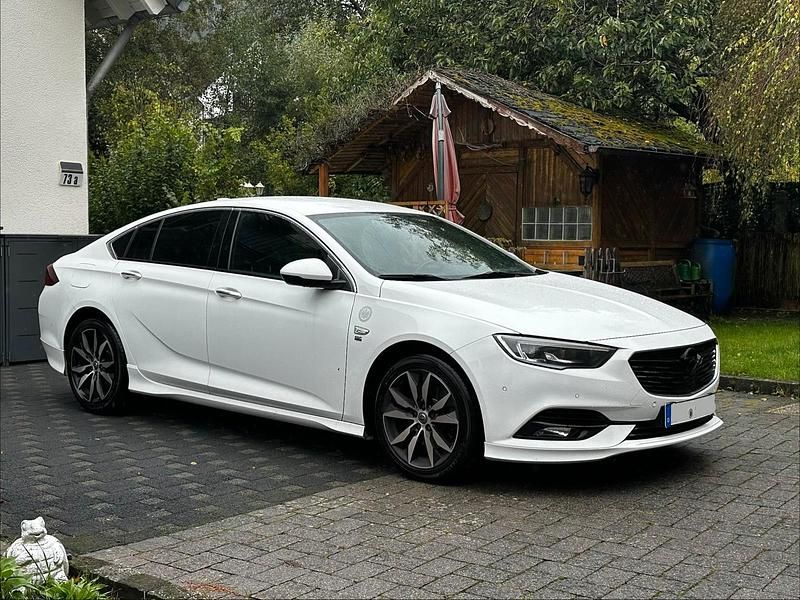Weiß Gebraucht 2018 Opel Insignia OPC Limousine | 16.999 € (Etwas zu teuer) - Bild 1/4