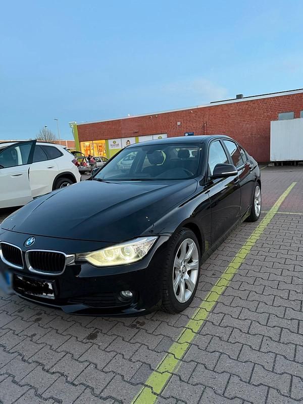Gebraucht BMW 318 Comfort Edition 143 PS (105 kW) 2012 Schwarz Limousine