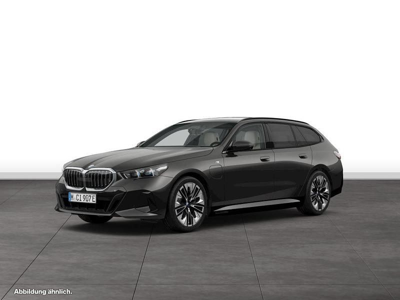 Gebraucht BMW 550e M Sport 489 PS (359 kW) 2025 Grau Kombi
