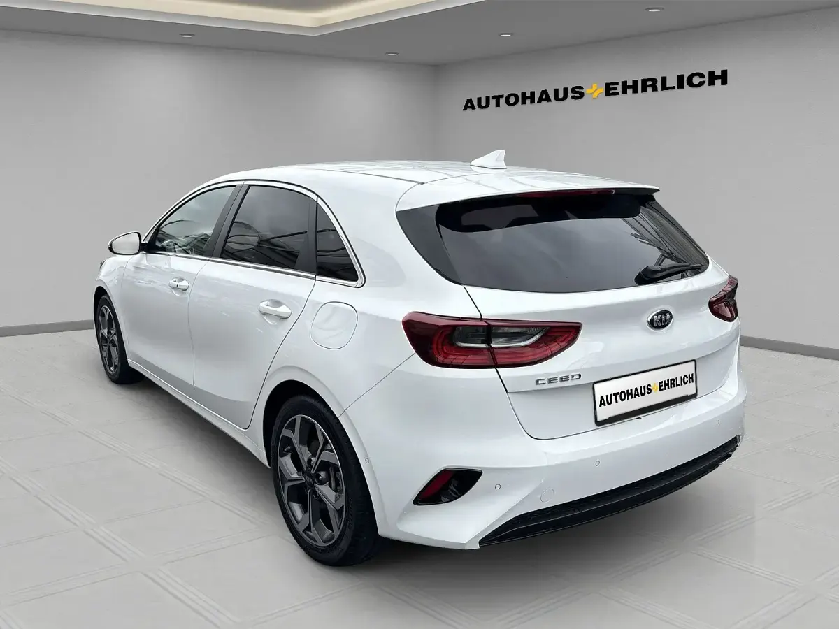 Gebraucht Kia Ceed Spirit 140 PS (102 kW) 2018 (hw2) deluxeweiss met. Kleinwagen