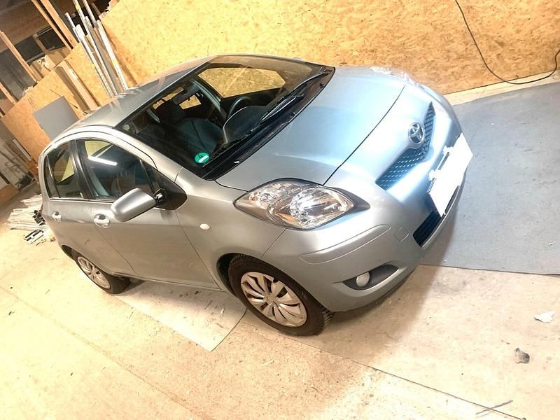 Silber Gebraucht 2011 Toyota Yaris Kleinwagen | 2.999 € (Superpreis) - Bild 1/4