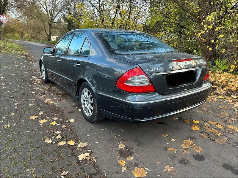 Gebraucht Mercedes E220 Avantgarde 170 PS (125 kW) 2009 Grau Limousine
