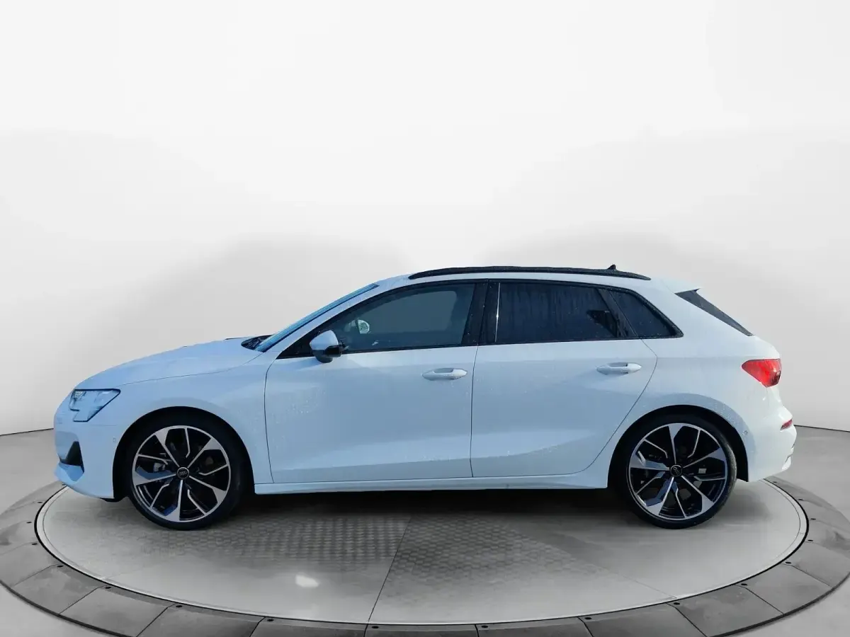 Second-hand Audi A3 Ambiente 150 CP (110 kW) 2025 Alb Berlinǎ