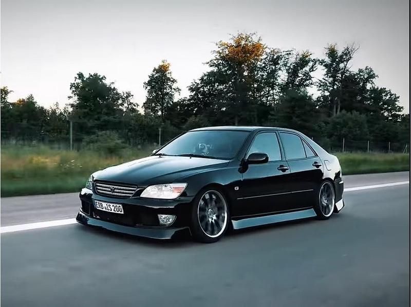 Schwarz Gebraucht 2001 Lexus IS200 Sport Line Limousine | 11.500 € - Bild 1/4