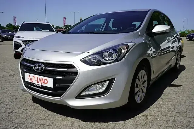 Gebraucht Hyundai i30 Basis 101 PS (74 kW) 2016 Silber Limousine