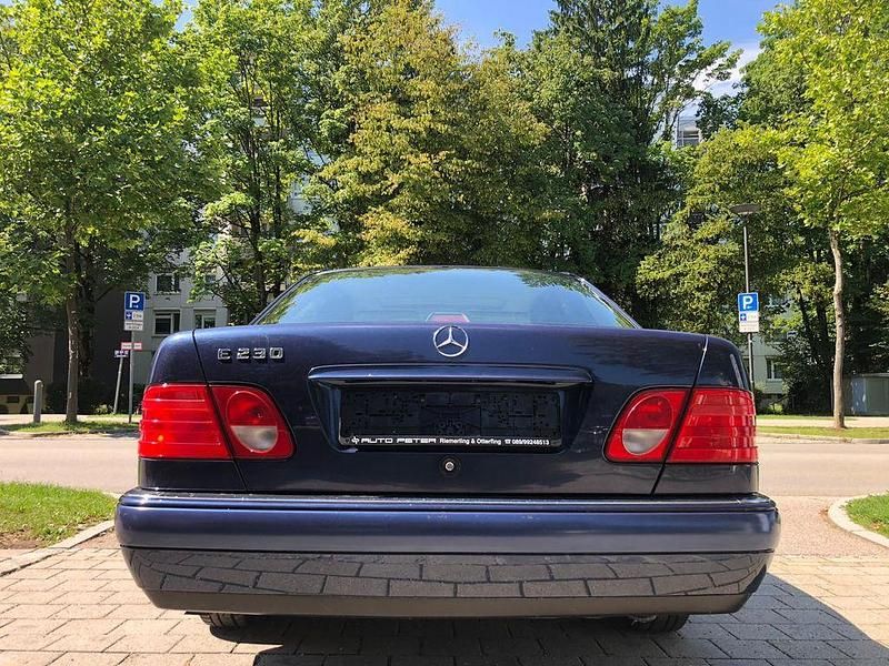 Gebraucht Mercedes E230 Elegance 150 PS (110 kW) 1996 Blau Limousine