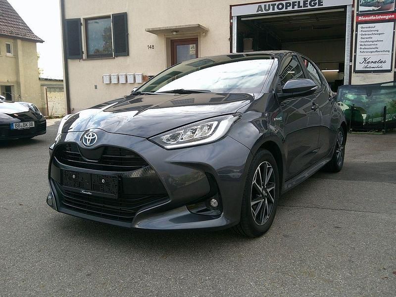 Grau Gebraucht 2021 Toyota Yaris Hybrid Club Limousine | 14.990 € (Superpreis) - Bild 1/4
