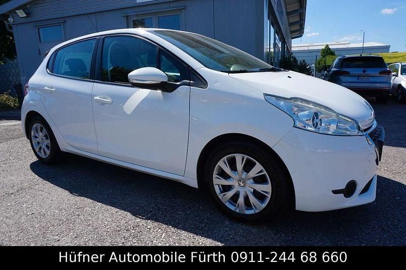 Weiß Gebraucht 2015 Peugeot 208 Kleinwagen | 5.999 € (Guter Preis) - Bild 1/4