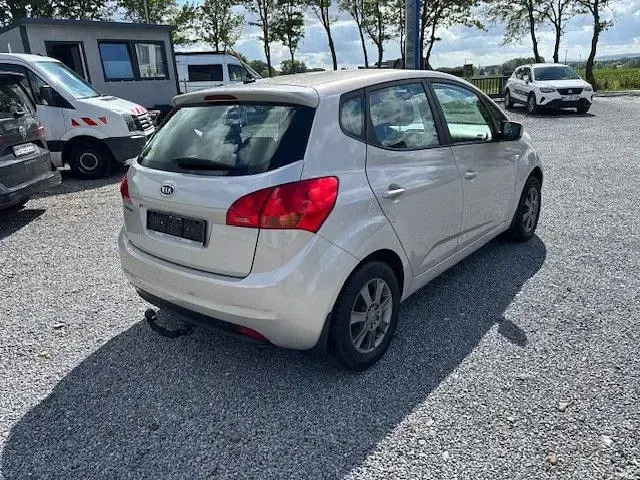 Używany Kia Venga Attract 90 KM (66 kW) 2011 Srebrny Hatchback