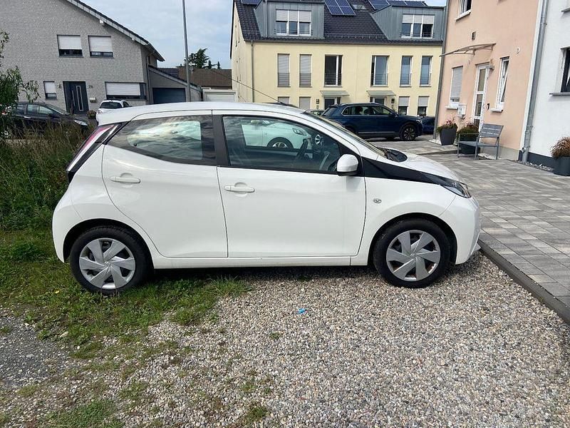 Weiß Gebraucht 2018 Toyota Aygo X-play Kleinwagen | 8.700 € (Fairer Preis) - Bild 1/4