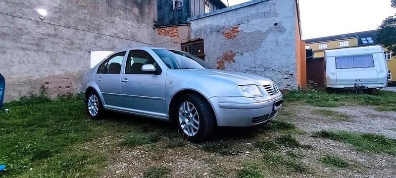 Grau Gebraucht 2003 VW Bora Limousine | 2.500 € (Fairer Preis) - Bild 1/3