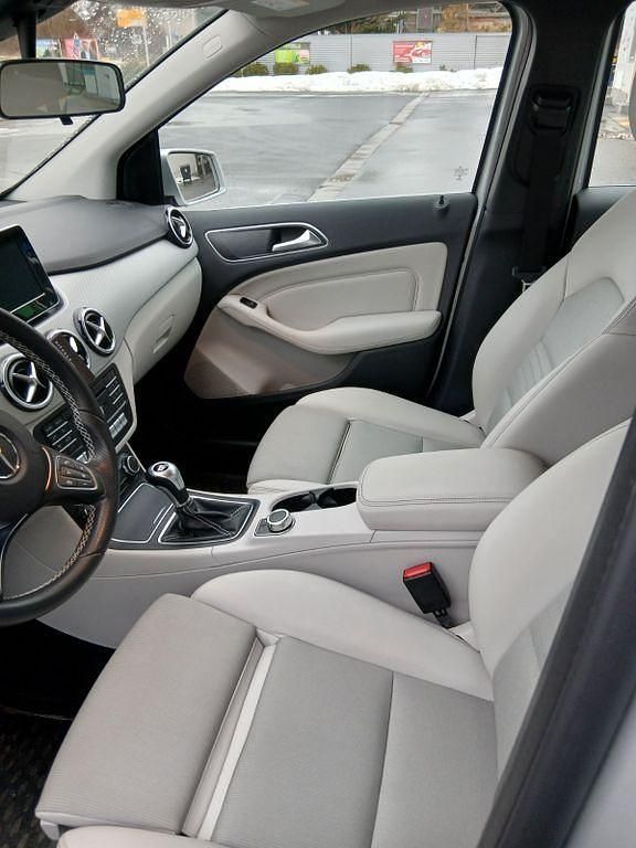 Gebraucht Mercedes B200 156 PS (114 kW) 2016 Silber Van / Kleinbus