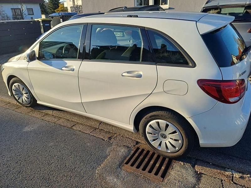 Gebraucht Mercedes B180 109 PS (80 kW) 2017 Weiß Van / Kleinbus