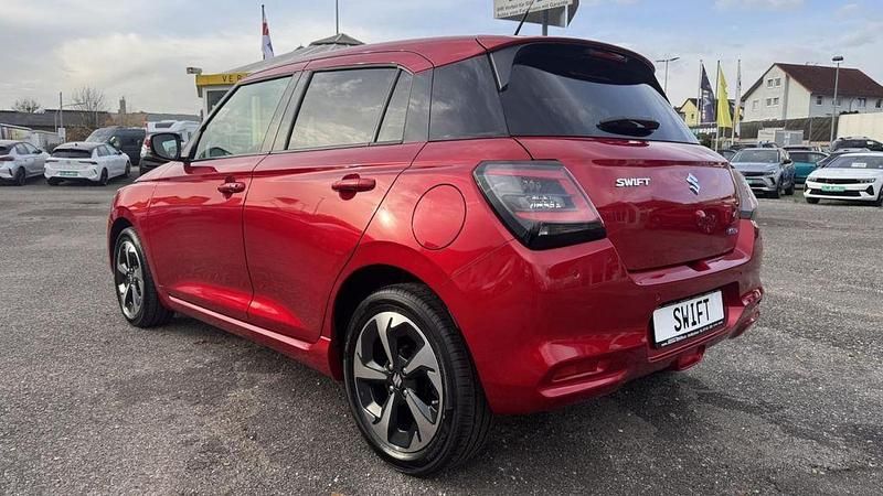 Neu Suzuki Swift Comfort+ 83 PS (61 kW) 2025 Burning red pearl metallic Limousine