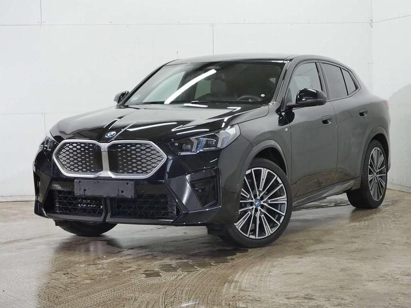Saphirschwarz metallic Gebraucht 2025 BMW iX2 M Sport SUV | 47.500 € (Etwas zu teuer) - Bild 1/3