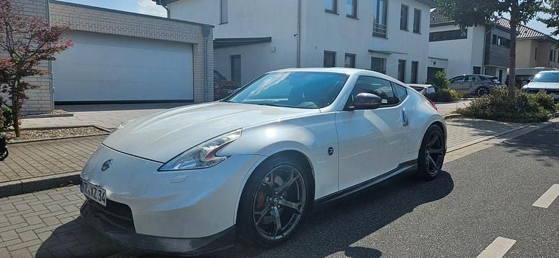 Weiß Gebraucht 2014 Nissan 370Z Nismo Nismo Coupé | 28.999 € - Bild 1/4